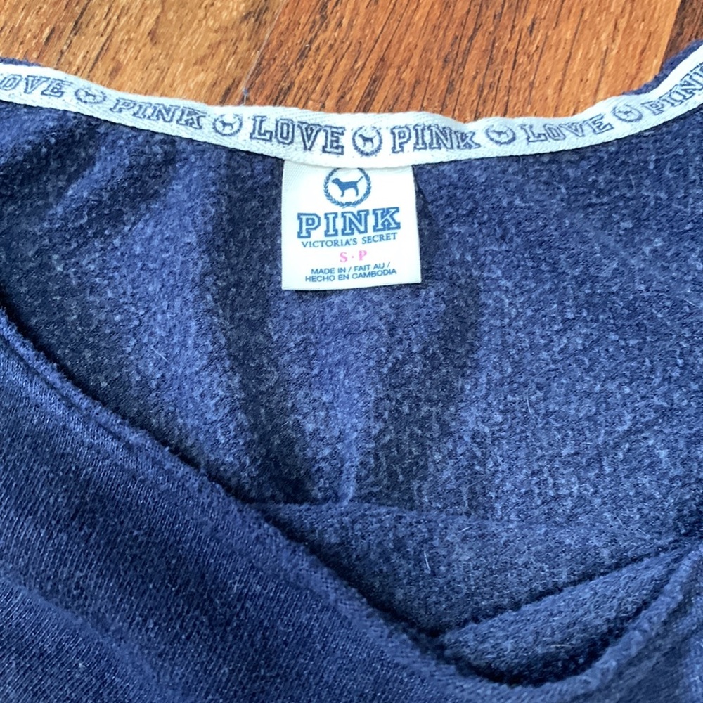 VS Pink ‘86 navy cropped oversized sweatshirt, scooped neck szS, good condition - Picture 3 of 5